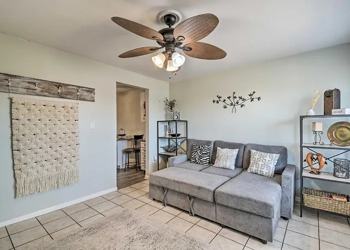 W/ Pool & Grill: Walk To Beach! Holiday home Gulf Shores