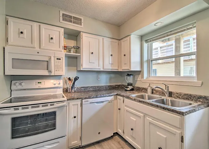 W/ Pool & Grill: Walk To Beach! Gulf Shores