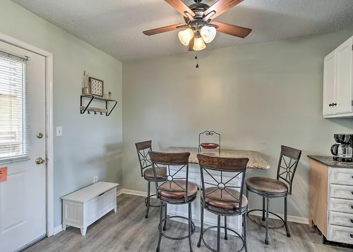 Holiday home W/ Pool & Grill: Walk To Beach! Gulf Shores