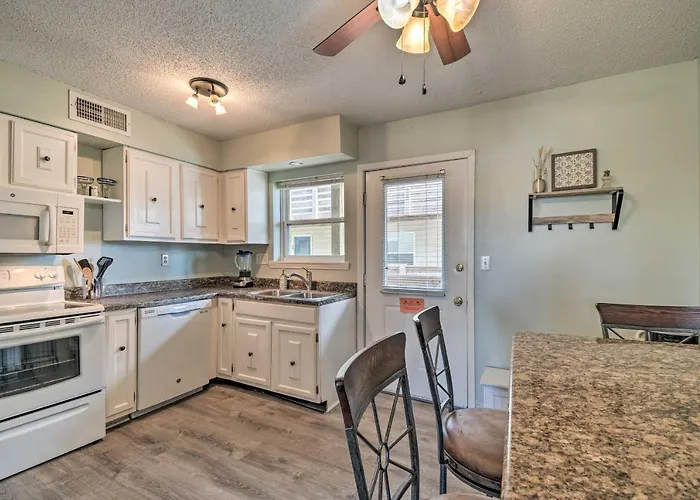 Holiday home W/ Pool & Grill: Walk To Beach!