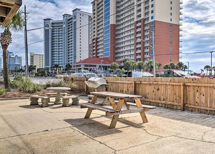 W/ Pool & Grill: Walk To Beach! Holiday home Gulf Shores